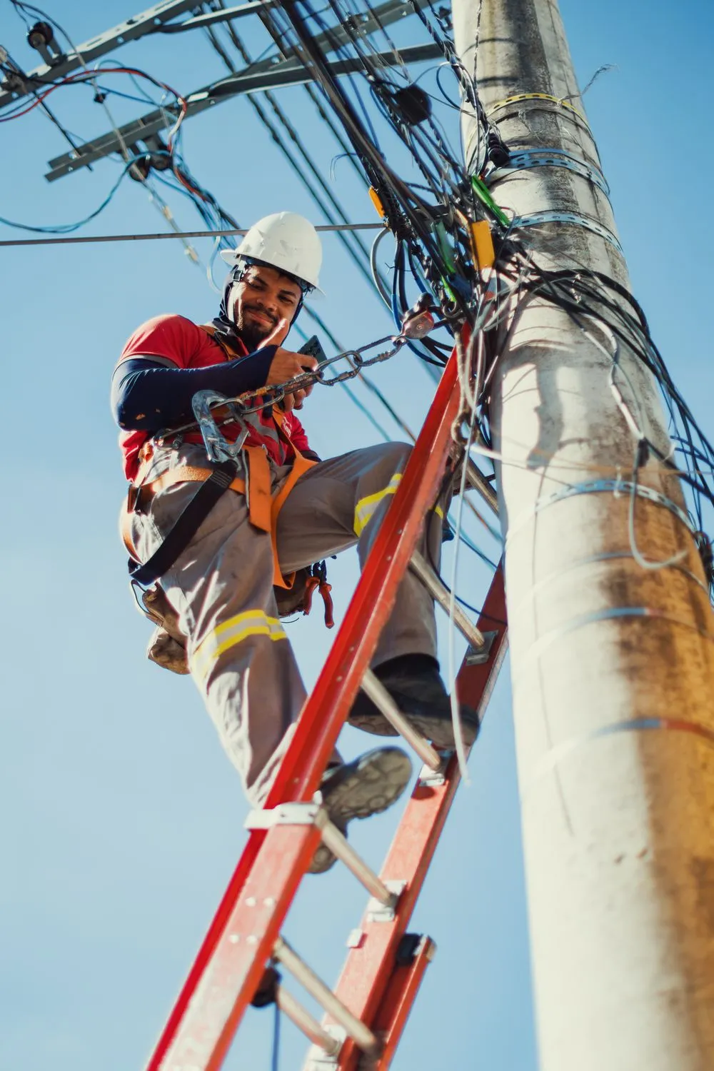 Technicien intervenant sur un réseau de distribution électrique